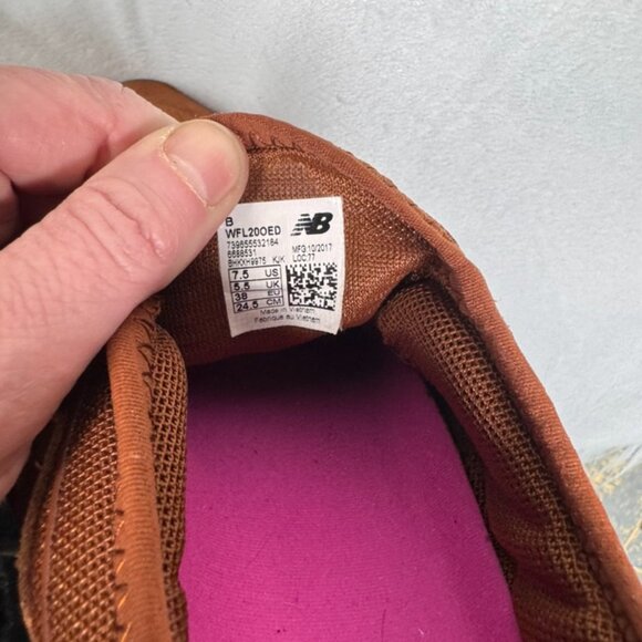 LIKE NEW NEW BALANCE wfl20 suede Velcro sneakers size 7.5 - Picture 4 of 4